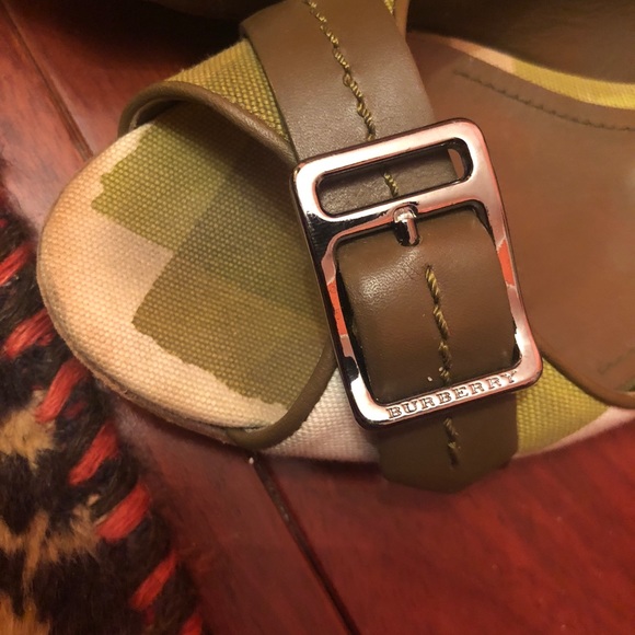 Burberry Flats - Picture 3 of 7